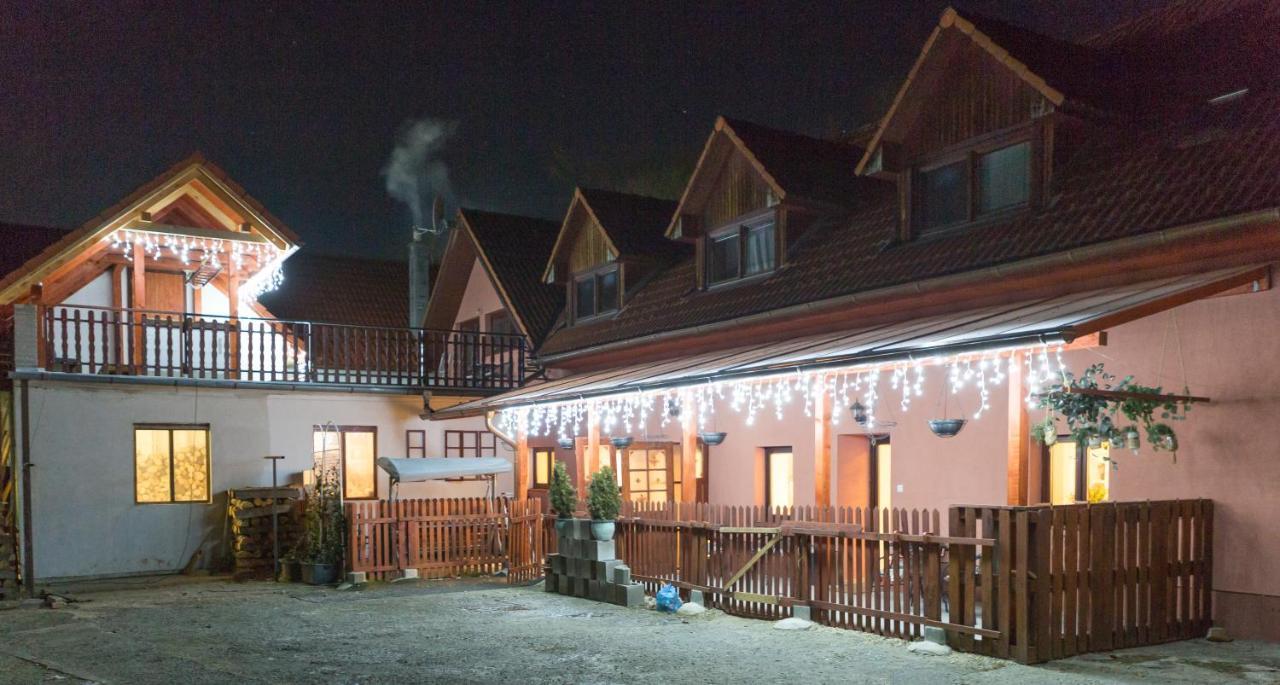 Ubytovanie Adina Poltár Poltar Exterior foto