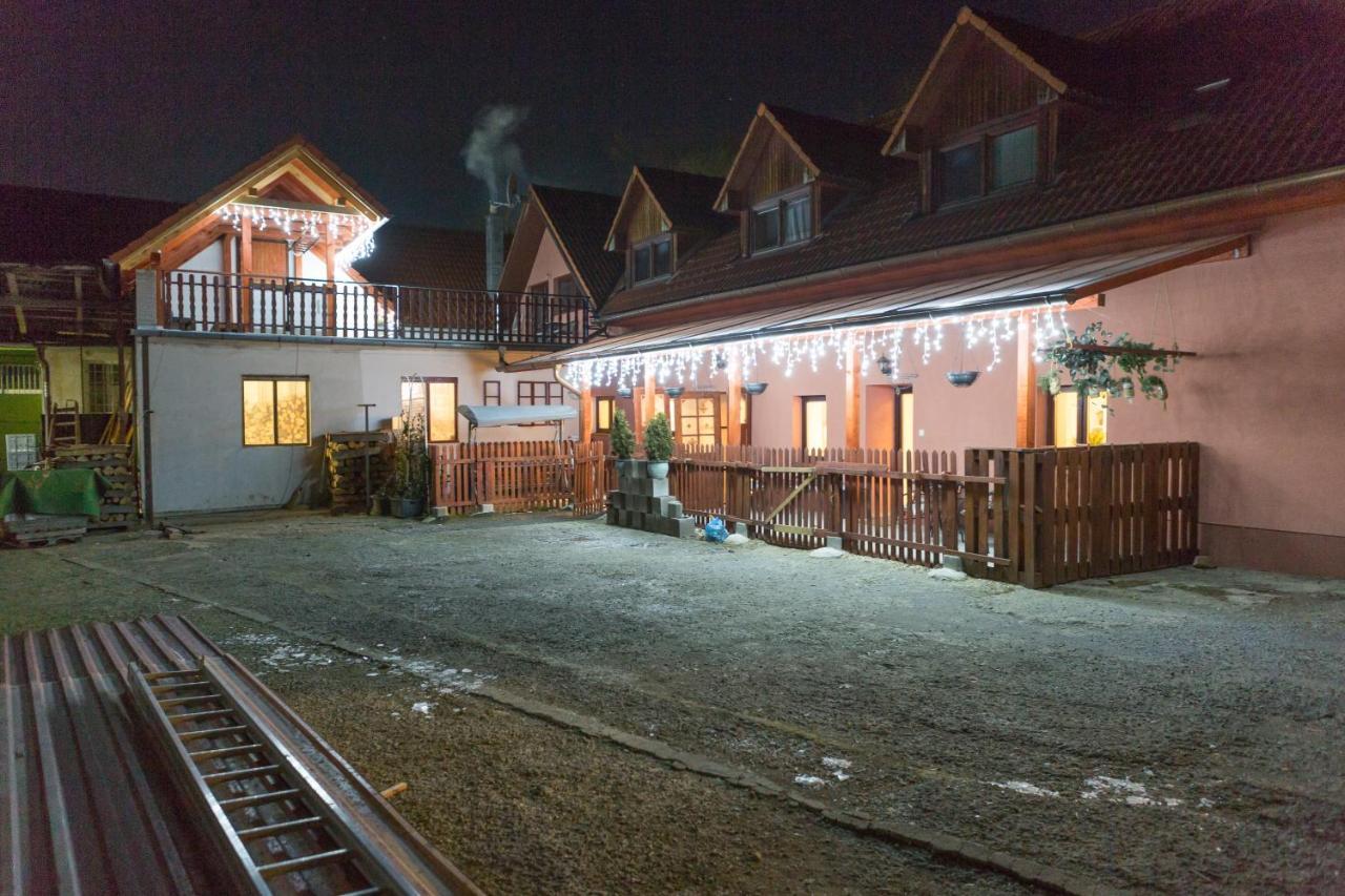 Ubytovanie Adina Poltár Poltar Exterior foto